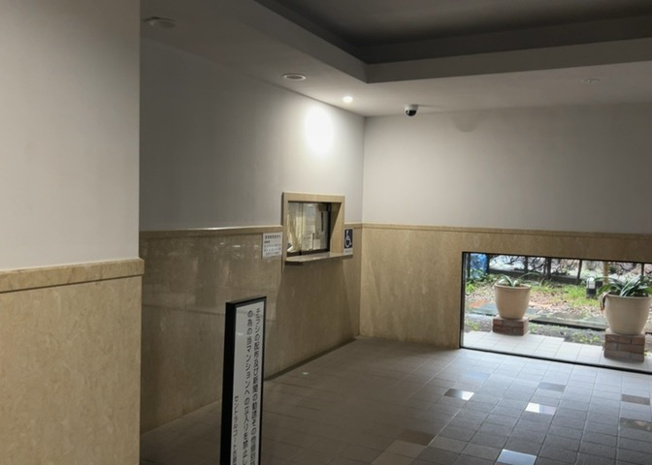 【受付】 | セントラルコート古淵 | マンション内の受付・管理員室スペースです。全部委託の日勤管理体制が整えられており、日々の清掃や共用部の巡回などが行われております。マンション全体の防犯性向上や快適な暮らしをしっかりとサポートします。