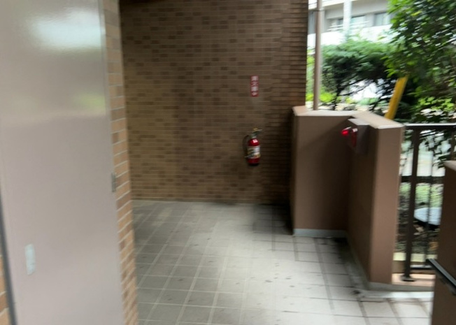 【ロビー】 | セントラルコート古淵 | 高級感とゆとりを感じさせるエントランスロビーです。管理体制が行き届いており、日々の掃除によっていつでも美しい状態が保たれています。居住者様や訪れるゲストを優雅にお迎えする心地よい共用エリアです。
