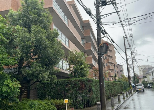 【構造・工法・仕様】 | セントラルコート古淵 | 建物構造には耐久性や遮音性に優れた鉄筋コンクリート（RC）造を採用しております。1997年11月築の堅牢な構造で、ご家族皆様で末永く安心してお過ごしいただける住環境がしっかりと確保されています。