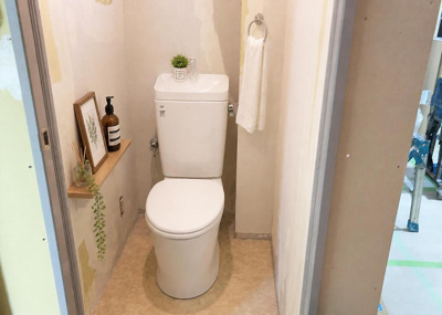 【トイレ】 | セントラルコート古淵 | 2026年8月に新規交換された温水洗浄便座付きのトイレです。ペーパー類や掃除用品の収納に便利な棚も整えられており、いつでも清潔で快適な空間を維持できます。毎日心地よくお使いいただける仕様です。