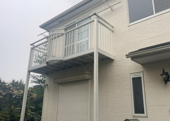 【バルコニー】 | 下荻野中古戸建 | バルコニーは、室外の専用スペースのうち、「屋根がなく開放された空間」であるものを指します。ベランダより広いタイプのものが多く、日当たりもよいため家庭菜園などを楽しみたい人にとって適した環境となります。