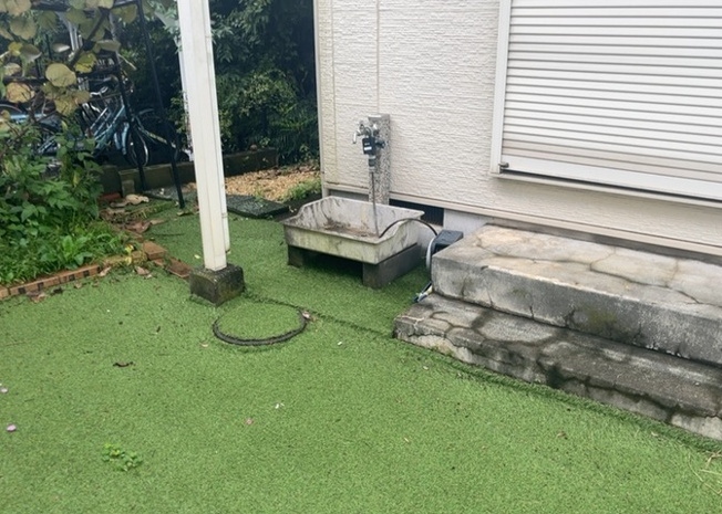 【設備】 | 下荻野中古戸建 | 敷地内に散水栓や立水栓があると便利です。水道水を直接利用できるため、水を運ぶ手間を省くことが出来ます。大量の水を必要とする洗車作業や清掃などに役立ちます。その他設備とあわせて、現地でご確認ください。