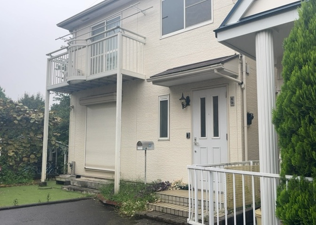 【外観】 | 下荻野中古戸建 | 物件の詳細については、現地を見てわかること以外に、役所や法務局などで調べないとわからないことがあります。そのため、現地に行く場合は、もしこの物件を買ったらどのような生活ができるかをイメージしましょう。