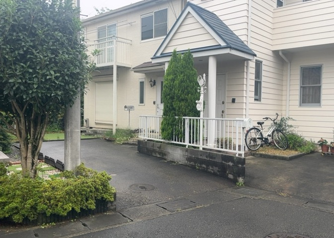 【前面道路含む現地写真】 | 下荻野中古戸建 | 南側道路の場合は長い時間光を入れ込むことができるため、庭やリビングを道路側に持ってくることが多く土地価格も高い傾向にあります。一方北側道路だとリビングや庭が南側になりプライバシーを守ることができます。