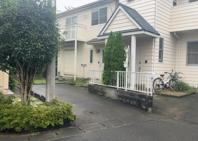 【前面道路含む現地写真】 | 下荻野中古戸建 | 東側道路の場合は居室を南向きに設計しやすいため、朝日が入りやすいというメリットがあります。一方、西側道路も東側同様に居室を南向きに設計しやすいのですが、住宅地だと朝日が入りにくいという弱点があります。