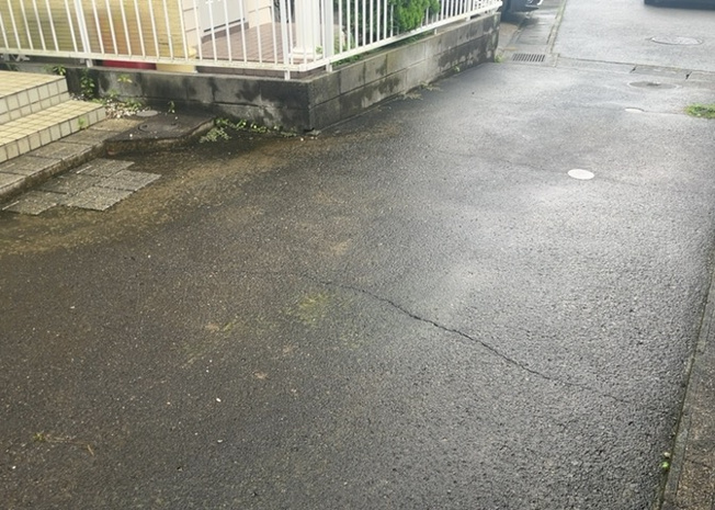 【駐車場】 | 下荻野中古戸建 | 車一台あたりに必要なスペースは、標準サイズの普通自動車で横幅2m50cm、長さ5mは必要になります。ただし、乗降のことも考慮して横幅3m30cm、長さ5m50cmほどは確保できるところを選びましょう。