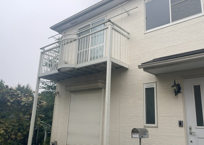 【バルコニー】 | 下荻野中古戸建 | バルコニーは、建物内から室外へ楽に出入りできる便利なスペースです。また、バルコニーには手すりを付けることが義務付けられており、手すりの高さは110cm以上で施工することが建築基準法で定められています。