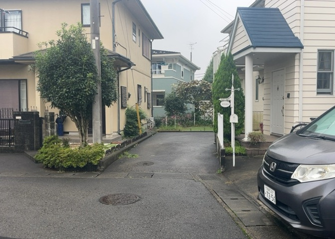 【前面道路含む現地写真】 | 下荻野中古戸建 | 住宅用の土地では前面道路に2m以上接していなければならないと法律で定められています。しかし、お持ちの車のサイズやライフスタイルなどにより、2mでは利便が悪い場合もございますので、事前に確認しましょう。