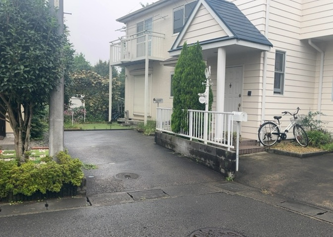 【前面道路含む現地写真】 | 下荻野中古戸建 | 道幅が広い場所は日当たりや風通が良好です。幅が広いのですれ違いも可能ですし大きな車でも駐車可能！一方で、大型車が通ることも多くなるため交通量の増加により騒音に繋がります。また土地の値段が高くなります。