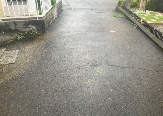 【駐車場】 | 下荻野中古戸建 | 駐車場と明記されていても、最小スペースでつくられた駐車場だと大型車は駐車できなかったり、出入りしにくくなったりする可能性があります。お車のサイズと購入したい物件の駐車場のサイズを現地で確認しましょう。
