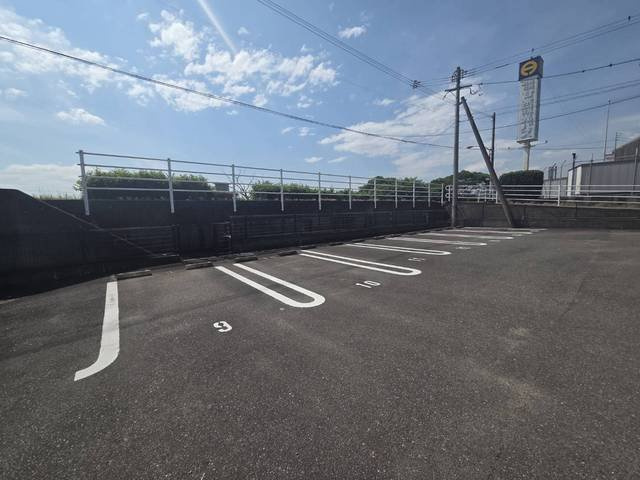 ジェネシスⅣ番館の駐車場