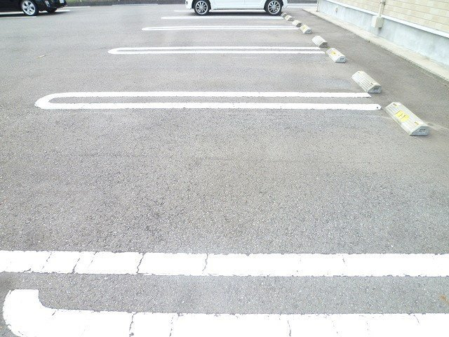 エストレーモの駐車場