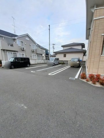 ラフレシールⅢの駐車場