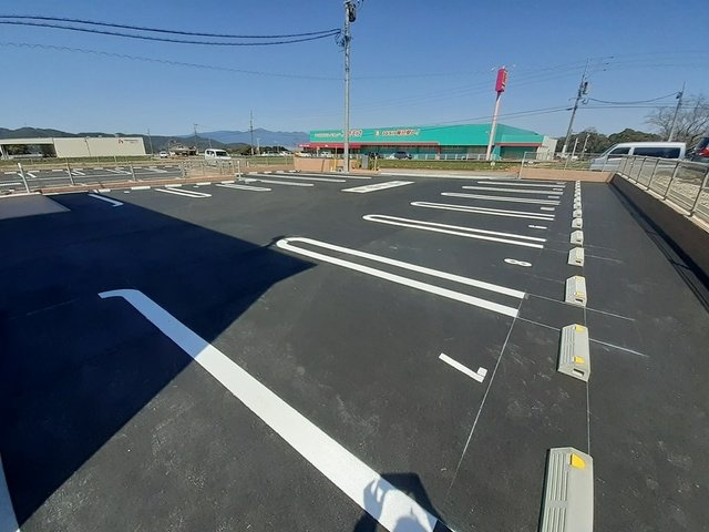 グリシーヌ　愛野の駐車場
