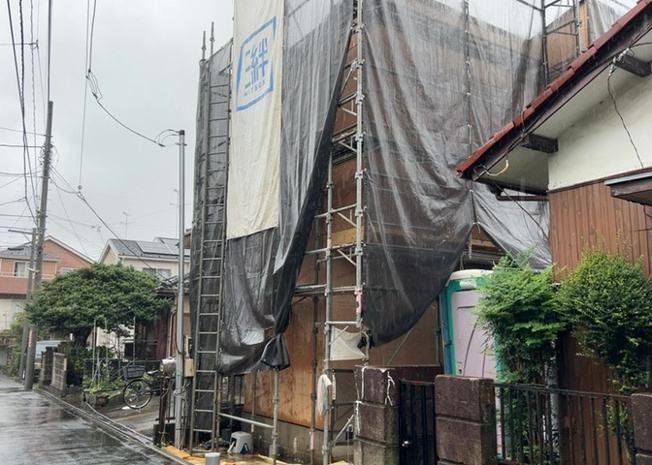 【前面道路含む現地写真】 | 道幅が狭い場所は比較的土地の値段が低いことが多く、また交通量が少ないため騒音が少なく静かな環境で過ごせます。また、小さいお子様がいるご家庭も安心です。一方で車の駐車が難しいというデメリットもあります。
