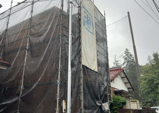 【外観】 | 現在は上棟となっています。現地をご見学に行く際は、道路の幅や周辺の交通量、施設などをご確認頂くことをおすすめします！ある程度イメージをつけたいという場合は、同売主の施工事例や完成パースもお見せします。