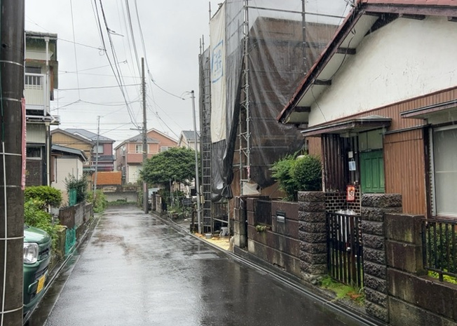 【前面道路含む現地写真】 | 住宅用の土地では前面道路に2m以上接していなければならないと法律で定められています。しかし、お持ちの車のサイズやライフスタイルなどにより、2mでは利便が悪い場合もございますので、事前に確認しましょう。