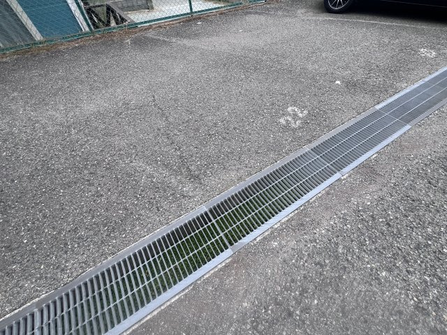 ウエストハイライズの駐車場