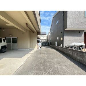 八和ビルの駐車場