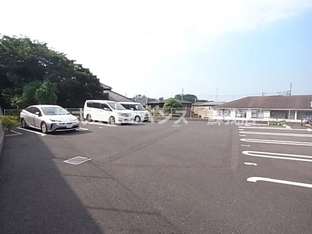 【駐車場】 | エトワール | 駐車場があるので、車を買う予定の方も安心です
