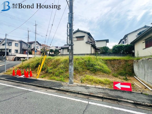「並列2台駐車可」「LDk18帖」大久保町高丘　全2棟1号棟の前面道路含む現地写真