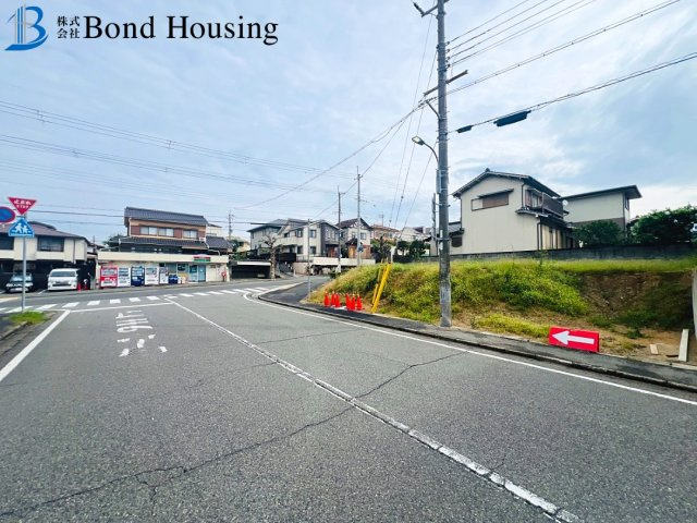 「並列2台駐車可」「LDk18帖」大久保町高丘　全2棟1号棟の前面道路含む現地写真