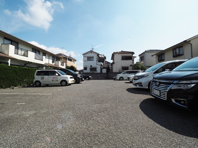 タウンハウス高町の駐車場