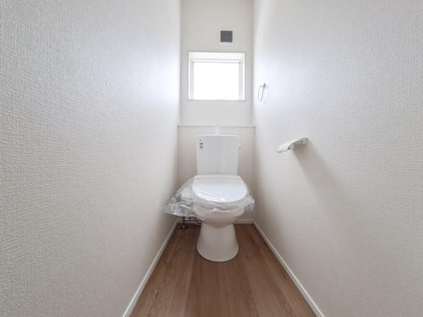 大在北3丁目2期2号棟のトイレ|明るい光が差し込む窓付きのトイレです。シンプルな内装で清潔感があります。使いやすい配置で落ち着いた雰囲気が演出されています。床材はお手入れもしやすく衛生的です。