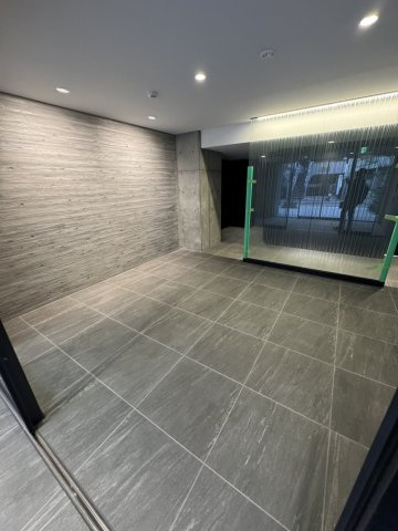 シーズンフラッツ東十条のエントランス