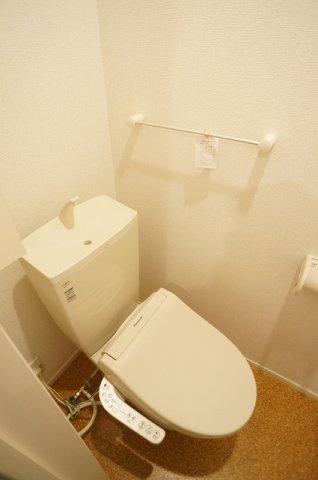 アイーダ・メイカのトイレ|落ち着いた色調のトイレです