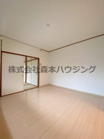 【居間・リビング】 | 　ハイツこはる | こちらのリビングで趣味の時間をお楽しみください