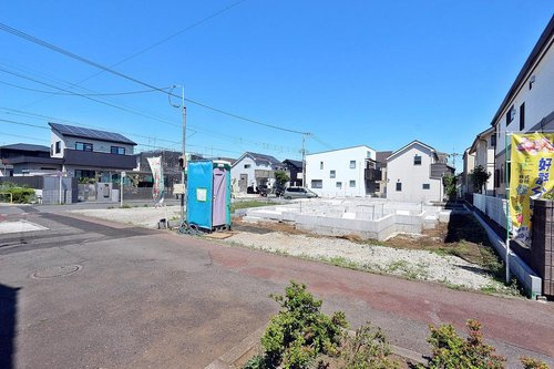 【東大和市仲原４丁目(23期)の外観|□工事中の現地を撮影。建物には養生シートが掛かっています。建物内覧はまだ出来ませんが、同一売主の近隣の完成実例をご案内致します□建物完成予定は、11月下旬です□