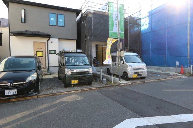 【東大和市仲原４丁目(23期)の外観|前面道路は見通しの良い幅員約6.0m公道。
ゆとりある街並みと開放感に包まれ、毎日の車の出し入れもスムーズです
