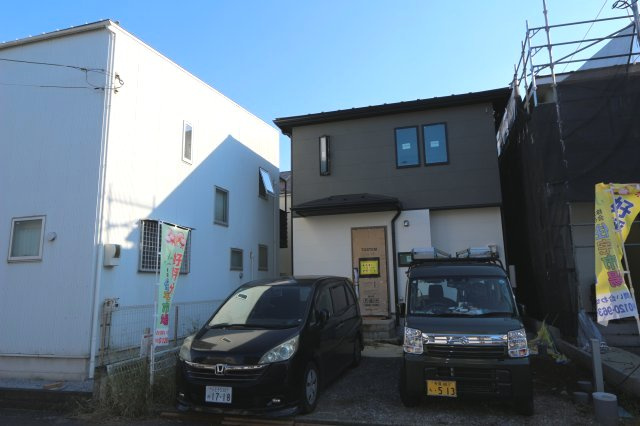 【東大和市仲原４丁目(23期)の外観|家族のカーライフを支える2台分の駐車スペース（※制限有）
