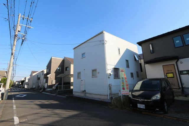 【東大和市仲原４丁目(23期)の外観|リビングイン階段&対面式キッチンを採用した、
ご家族の絆が育まれる間取り設計。