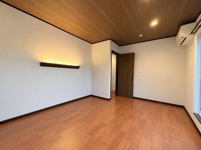 東大阪市稲田本町１丁目の洋室|大きな開口部から光を取り込め、ベッドや収納家具などのレイアウトも考えやすい空間です◎