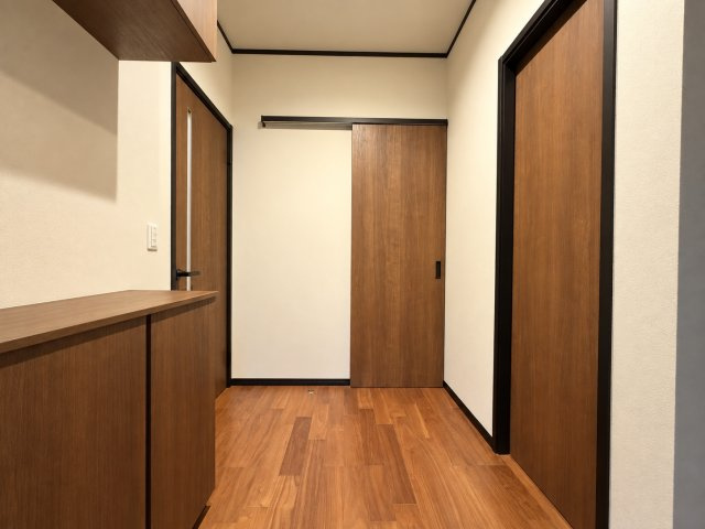 東大阪市稲田本町１丁目の玄関|木目調で統一された落ち着きのある室内。各居室への動線が分かりやすく、すっきりとした印象のホールスペー