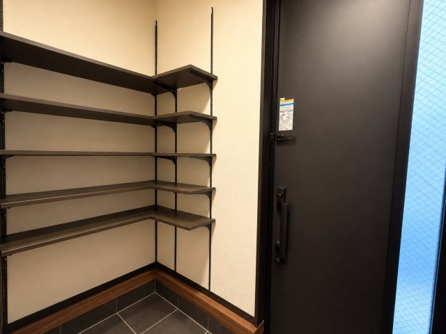 東大阪市稲田本町１丁目の玄関|玄関横には可動棚を設置。靴はもちろん、外出用品や日用品などもまとめて収納しやすく、玄関まわりをすっき