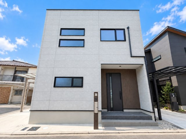 東大阪市稲田本町１丁目の外観|白を基調としたスクエアな外観が印象的な住まい。黒のサッシやバルコニーまわりがアクセントになり、すっき