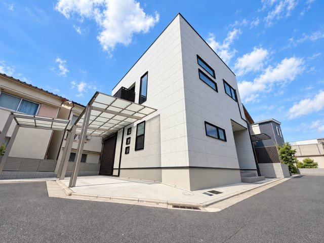 東大阪市稲田本町１丁目のその他|屋根付きの駐車スペースに加え、自転車やバイクを置けるスペースも確保されており、日々の使い勝手にも配慮