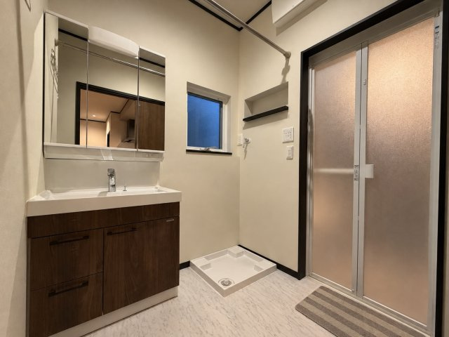 東大阪市稲田本町１丁目の洗面所|洗面化粧台と洗濯機置場をまとめた水回りスペース。身支度から洗濯までを一か所で行いやすく、家事動線にも