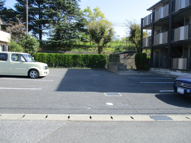 ロジュマン・ミヤカイドウの駐車場|車をお持ちの方に嬉しい駐車場付きの物件です