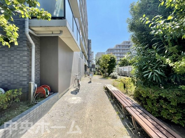 ライオンズマンション立石南の中庭|敷地内には緑が多く住環境良好です。