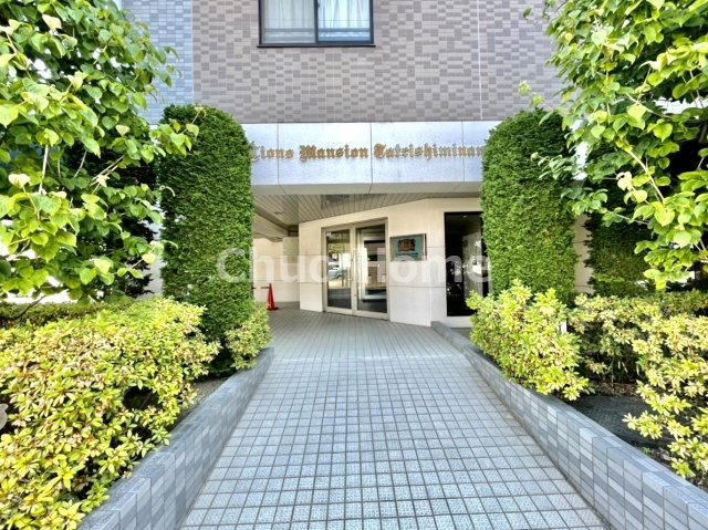 ライオンズマンション立石南のエントランス|【エントランス】マンションのエントランスは、その物件の印象を決める、顔とも言える場所です。毎日通る場所ですからきれいなのが一番です。エントランス内はオートロックですので暮らしの安全も確保されています。