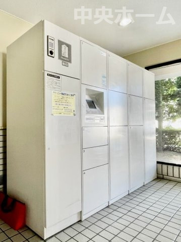 ライオンズマンション立石南の設備|【宅配ボックス】在宅時・不在時に関わらず、居住者の代わりに非対面で宅配物を受け取ってくれる便利な設備です。わかりやすくご説明致しますので見学時にはお部屋だけではなく共用部分もぜひチェックしてください。