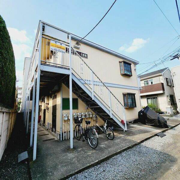 ファミーユ八番館のエントランス