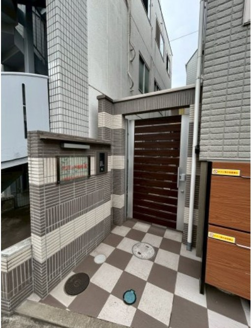 千葉市稲毛区小仲台９丁目のアパートのエントランス