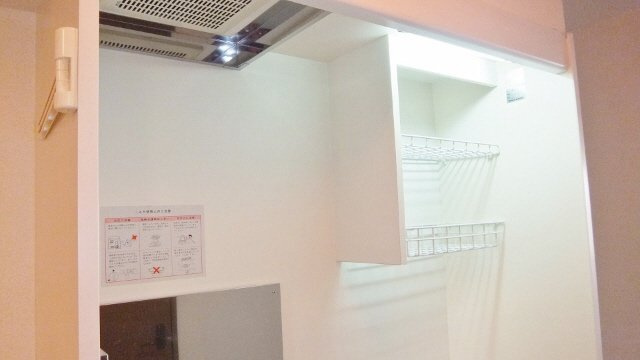 グラシューズのキッチン|キッチン上部にも棚あります