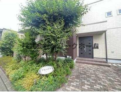 三鷹市井の頭１丁目のアパートのエントランス