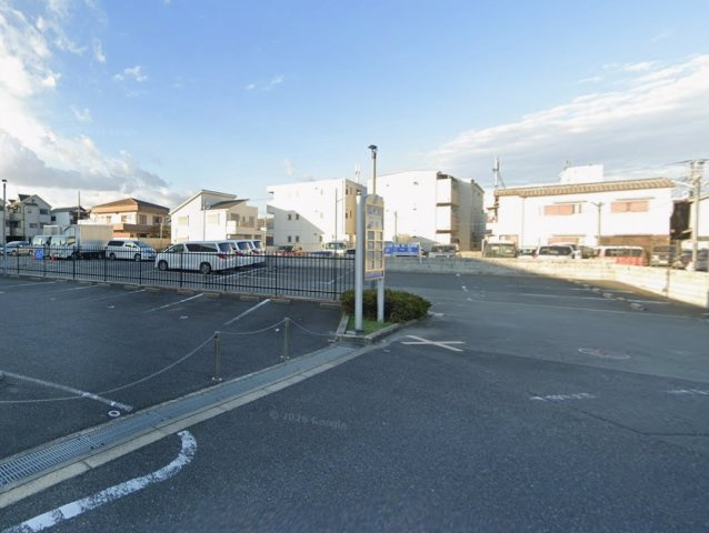 平野区瓜破東4丁目の外観パース|前面道路約4ｍに接した現地の様子をご確認いただけます。周辺の街並みや道路幅、敷地との位置関係など、実際の住環境をイメージしやすい写真です。